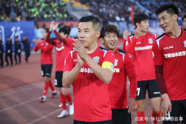 中国选手朱卿获大连马拉松女子组冠军